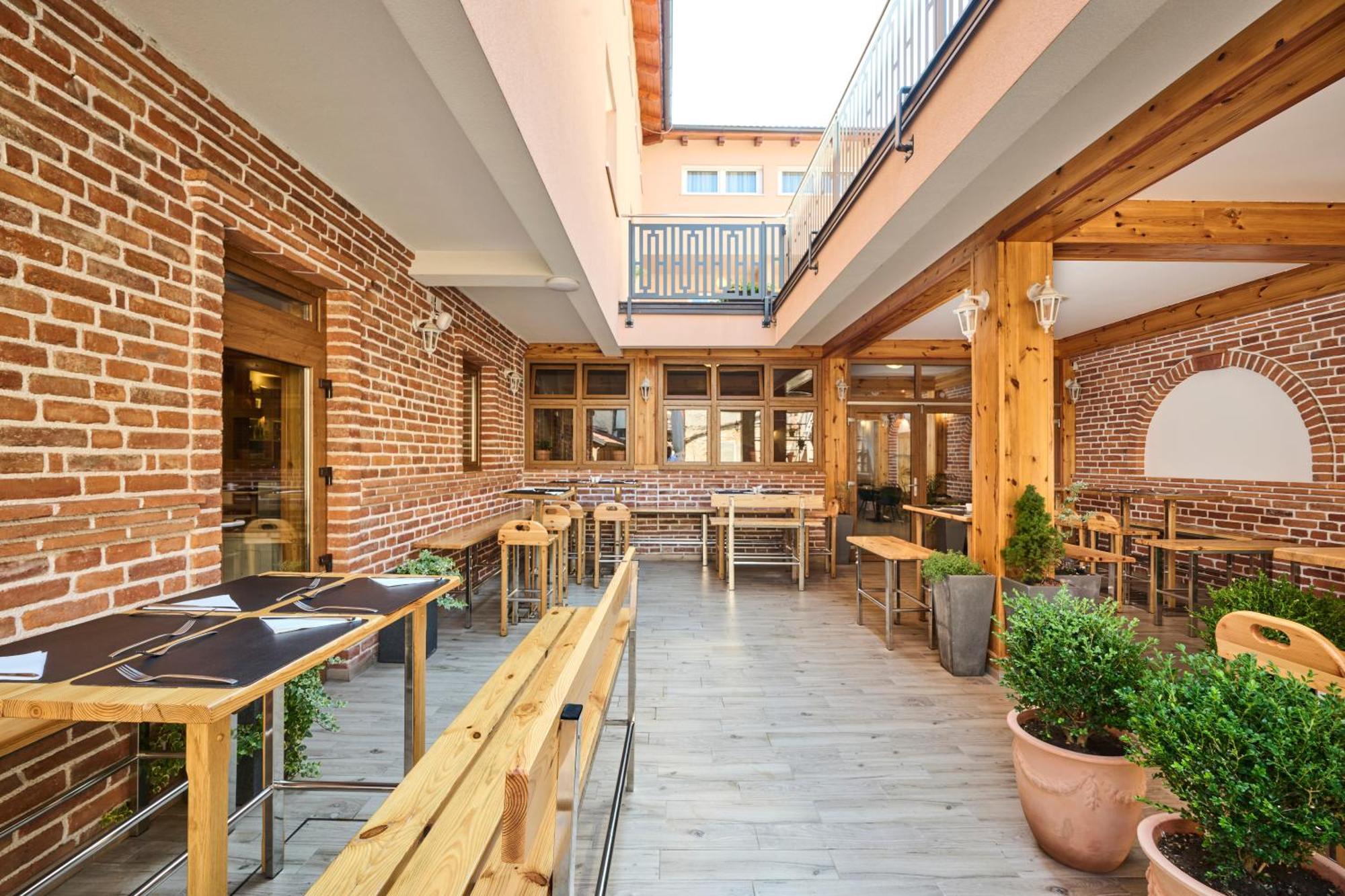 Hotel Kadoor Karlovac Exterior foto